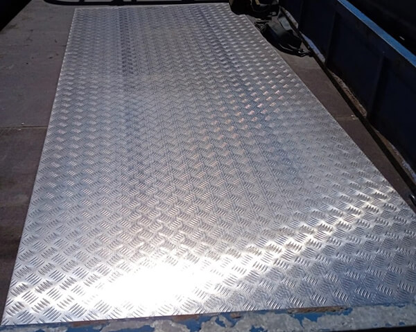 Лист алюминиевый рифленый квинтет 2x1500x3000 мм АМг2Н2Р ГОСТ 21631-2023 фото